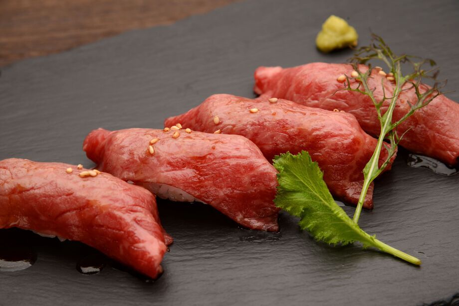 和牛の炙り肉寿司　2貫