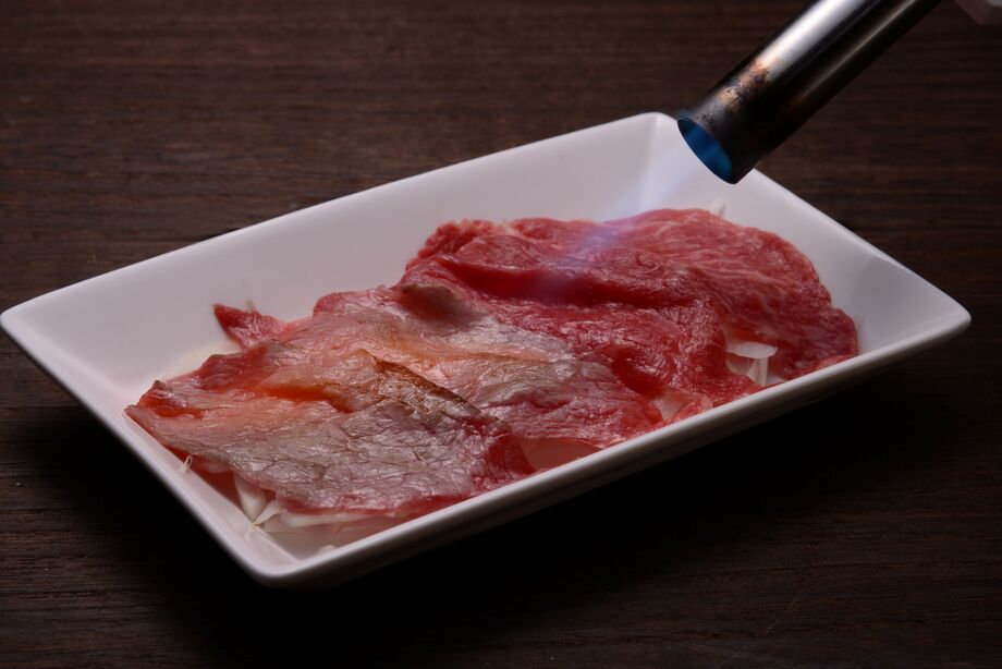 黒毛和牛モモの炙りユッケ風