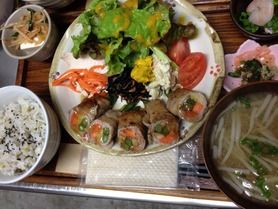週替わりプレートランチ(メイン、雑穀ご飯、味噌汁の他元気になる副菜が色々ついたプレート