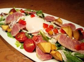 ロメインレタスとチーズの温玉サラダ