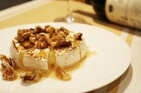 丸ごとカマンベールチーズのメープルシロップがけ