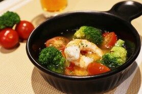 エビとトマトとブロッコリーのアヒージョ