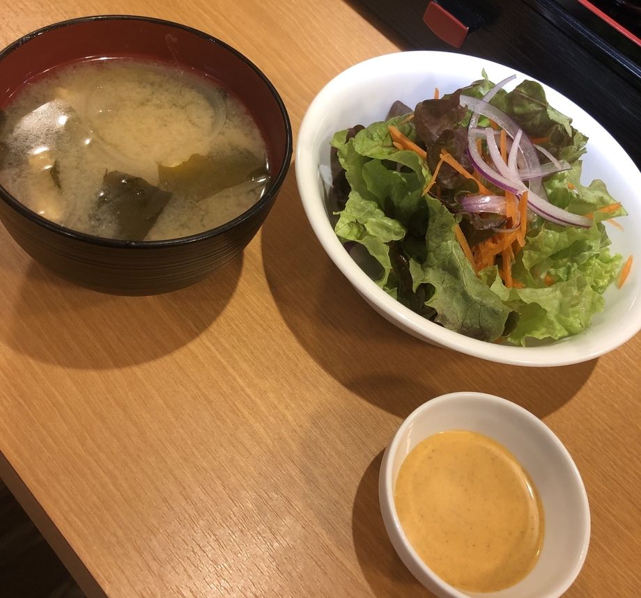 サラダ・みそ汁セット（170円）