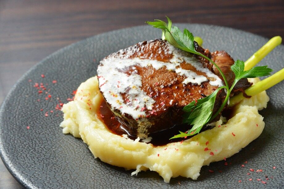 牛タンの赤ワイン煮込み