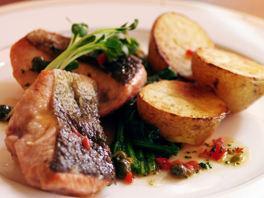 鮭のムニエルグルノーブルソース