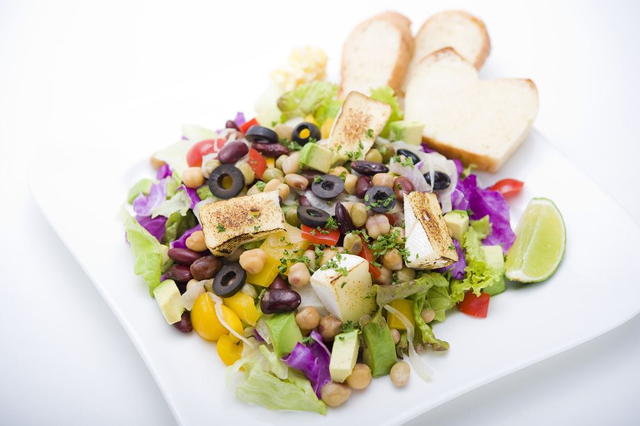 ビーンズサラダ 焼きカマンベールチーズのせ　Beans Salad with heated camembert cheese