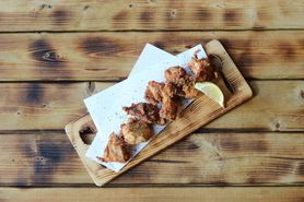 オリオンビールと泡盛で漬け込んだ自家製の若鳥のからあげ	