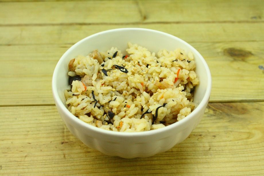 特製そば出汁を使った日替わりジューシーおにぎり（沖縄風炊き込み御飯）