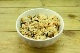 特製そば出汁を使った日替わりジューシーおにぎり（沖縄風炊き込み御飯）