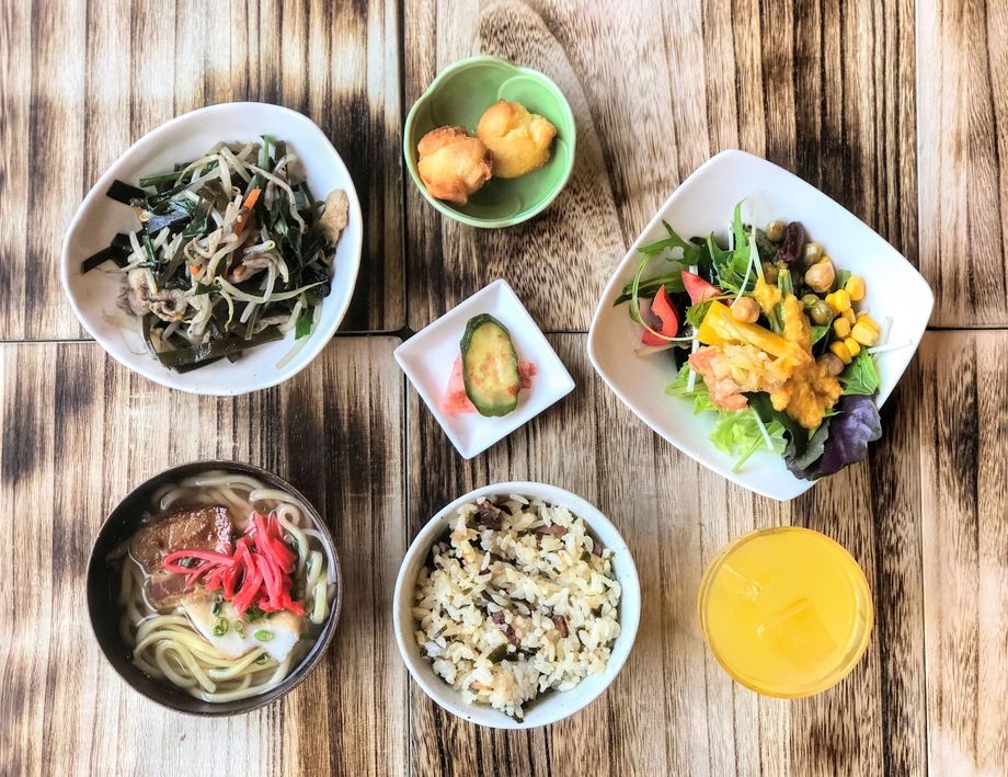 ドリンクバー＆サラダバー付き！お得なランチセット