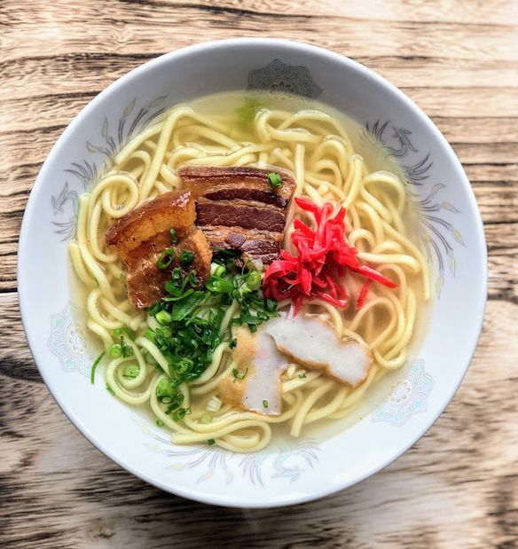 三枚肉の乗った基本の沖縄そば【ランチタイム麺大盛り無料サービス中 】