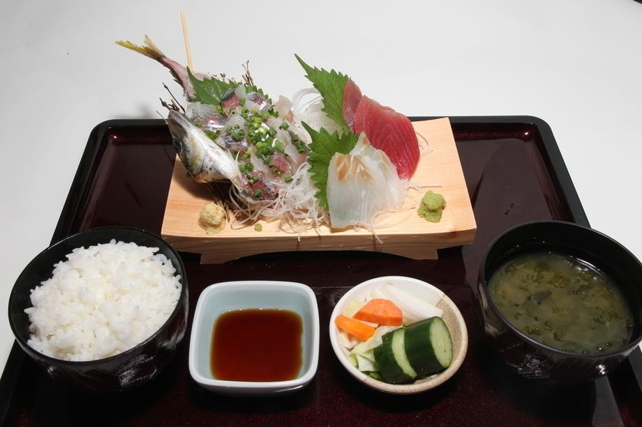 活鯵お刺身盛り合わせ定食（１７８０円）