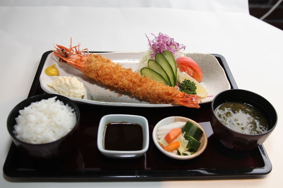 特大海老フライ定食（１５８０円）
