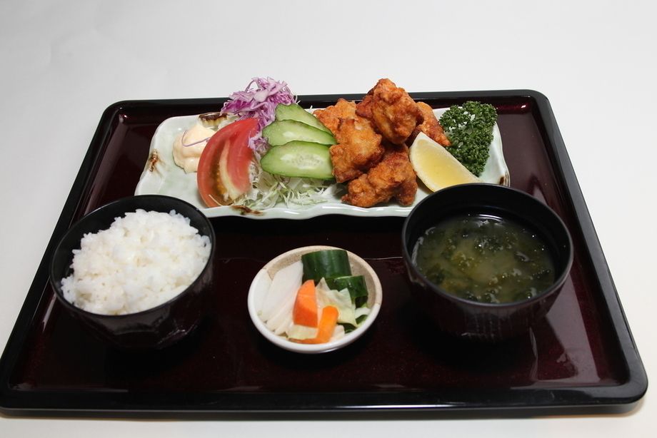 富士いきいき鶏　唐揚定食（９８０円）