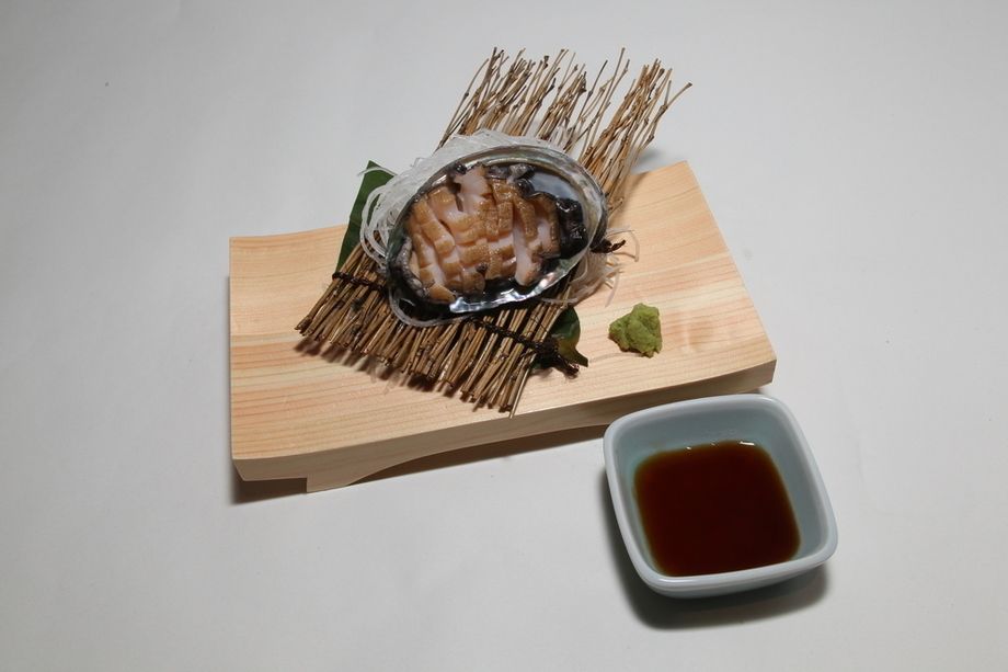 活アワビ造り（１９８０円）