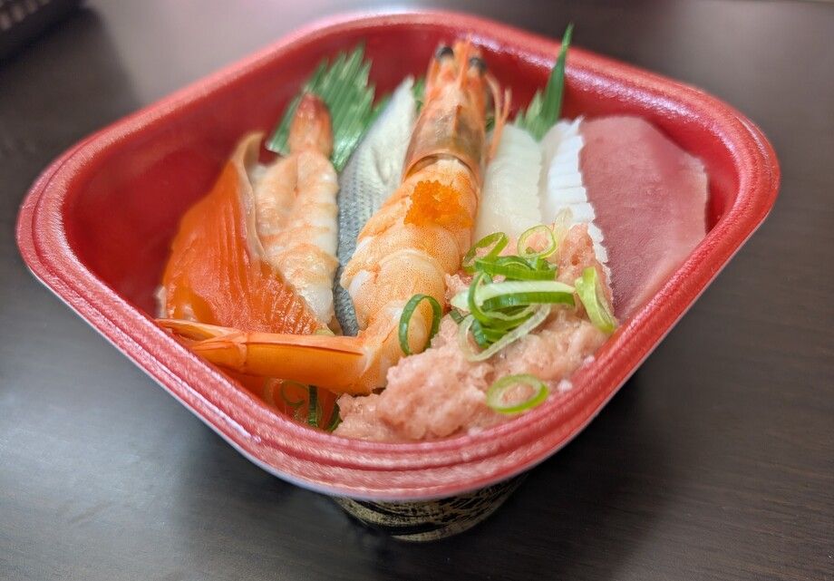 人気NO.1　うみまる丼（並盛680円（税込）～）