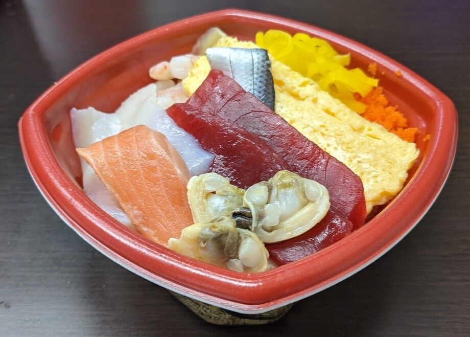 ちらし丼（並盛680円（税込）～）