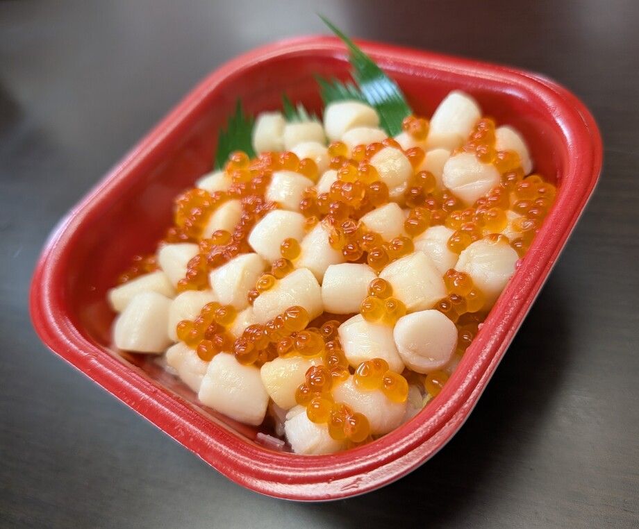 贅沢　貝柱いくら丼（税込価格1480円）