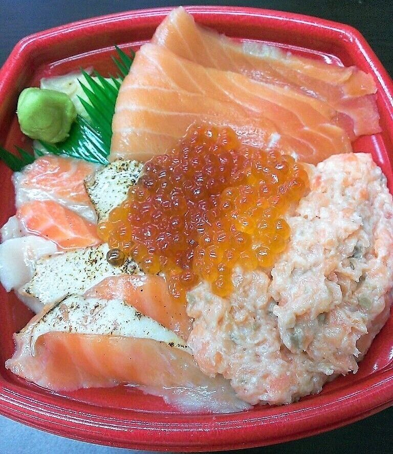 贅沢鮭大家族丼（税込価格1380円）