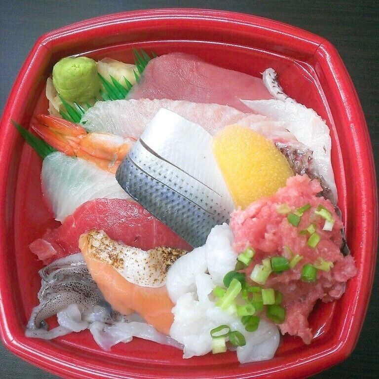 12点盛り丼（並盛780円～(税込））