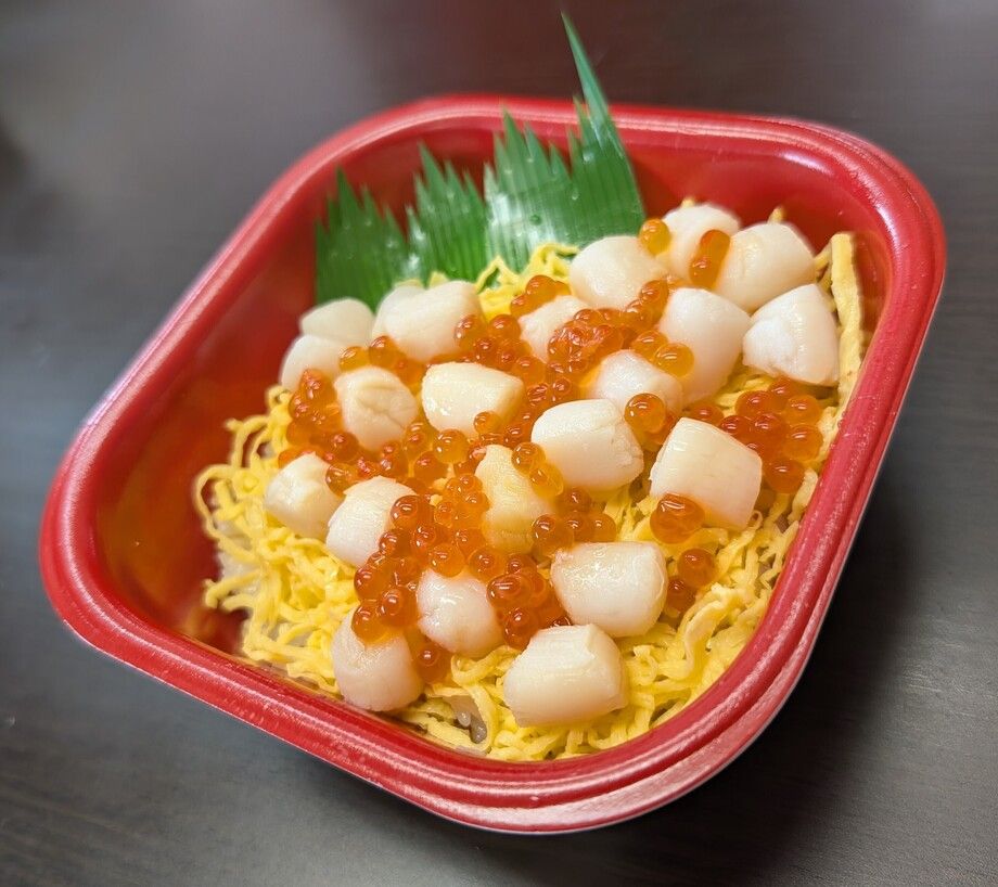 貝柱いくら丼（並盛980円～(税込））
