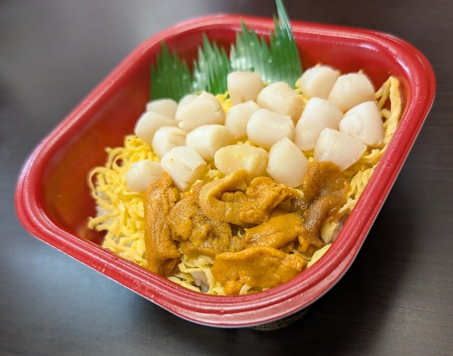 貝柱うに丼（並盛980円～(税込））
