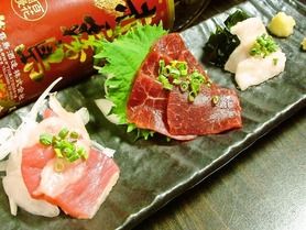 上馬刺し三種盛合わせ　熊本県菊陽町から直接取り寄せているので新鮮です！ 特上3種盛り合わせ・5種盛り合わせ・単品でのご注文も承っております。