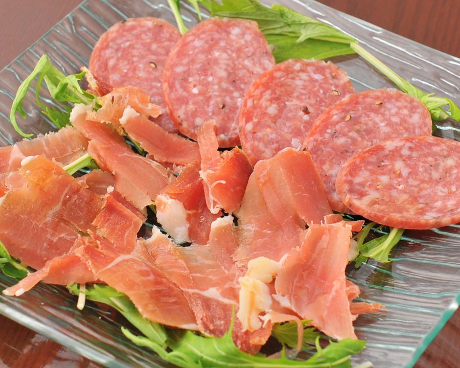 スペイン産生ハム原木切り落としとサラミの盛り合わせ