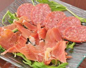 スペイン産生ハム原木切り落としとサラミの盛り合わせ