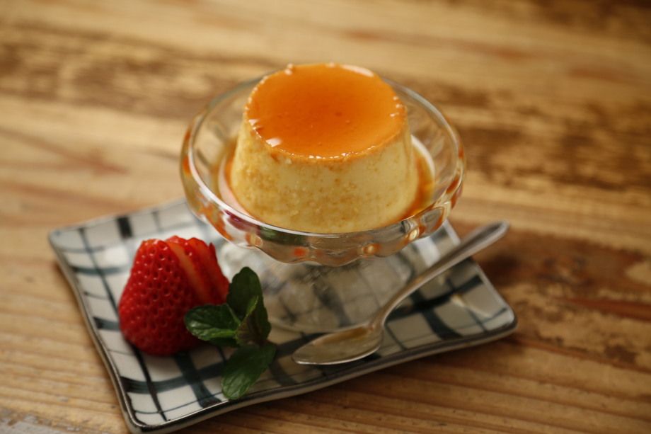 自家製焼きプリン　季節のフルーツ添え（480円）