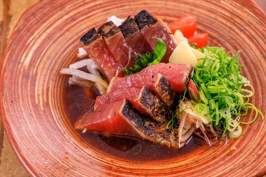 生カツオのタレタタキ自家製ポン酢ダレ（1,380円　ハーフ880円）