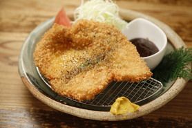 四万十米豚カツ　赤味噌ベースのオリジナルソース添え