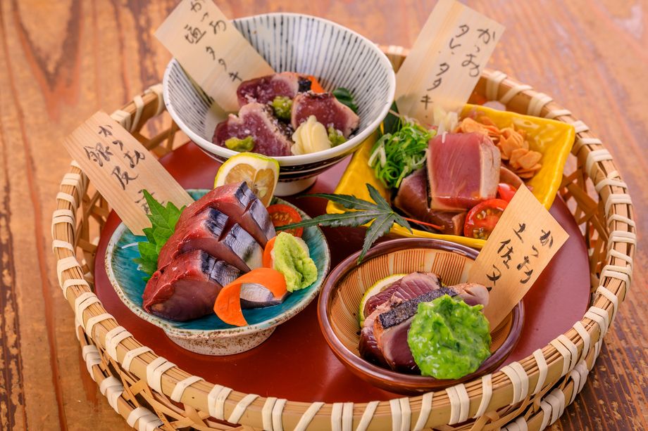 生カツオ食べ比べ（1人前880円　2人前1680円　3人前2380円（写真は3人前））