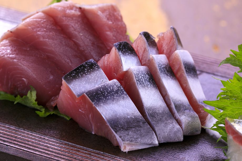 生カツオ刺(皮付き・皮なし）（1380円　ハーフ880円）