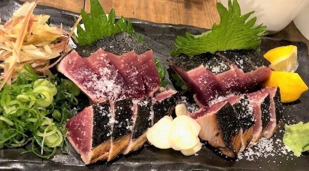 生カツオの塩タタキ　写真は2人前（1380円　ハーフ880円）