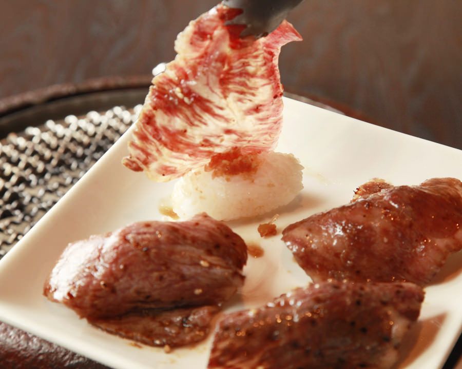 注文率100％！トロカルビ炙り寿司（1オーダー4貫）