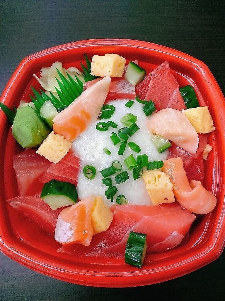 バラとろろ丼（並盛680円（税込）～）