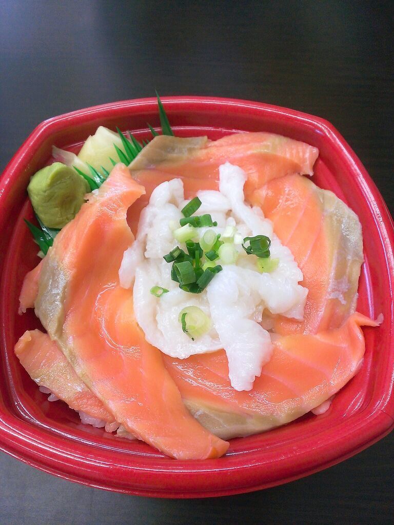 サーモン縁側丼（並盛680円（税込）～）