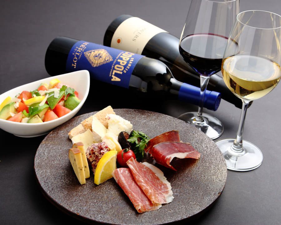 ソムリエが当店の極肉との相性を熟考し選りすぐったワイン　赤ワイン（3800円〜）
