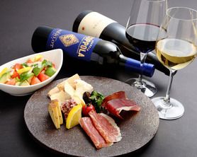 ソムリエが当店の極肉との相性を熟考し選りすぐったワイン　赤ワイン