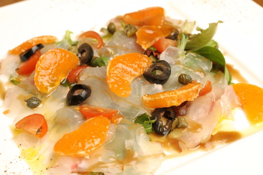 天然真鯛のカルパッチョ　季節のフルーツ添え（1500円）