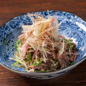 ほぐし牛タンと九条葱の和え物