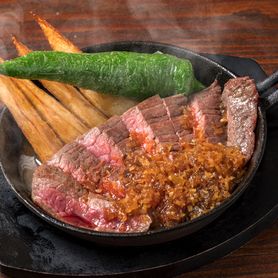 牛の鉄板レアステーキ