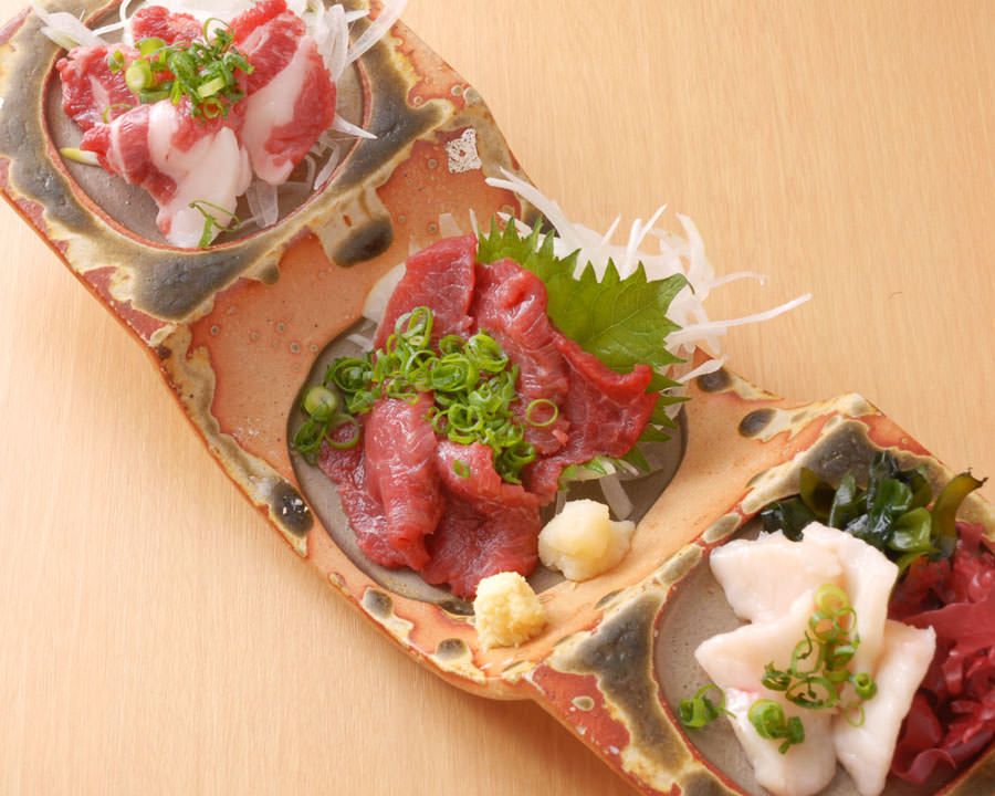 馬刺し3種盛(赤身・タテガミ・フタエゴ)（990円）