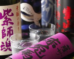 焼酎は１００種以上。芋、麦、米、黒糖から変わり種まで！（380円〜）