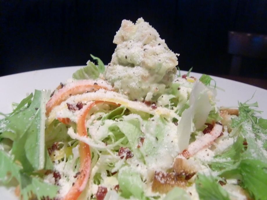 シーザーサラダ エビアボガトのタルタルのせ