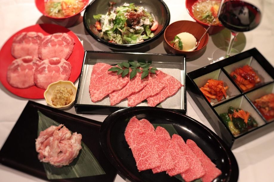 【満喫コース（全14品）】上質な国産黒毛和牛の様々な部位が味わえる人気のコース（8300円（税込））