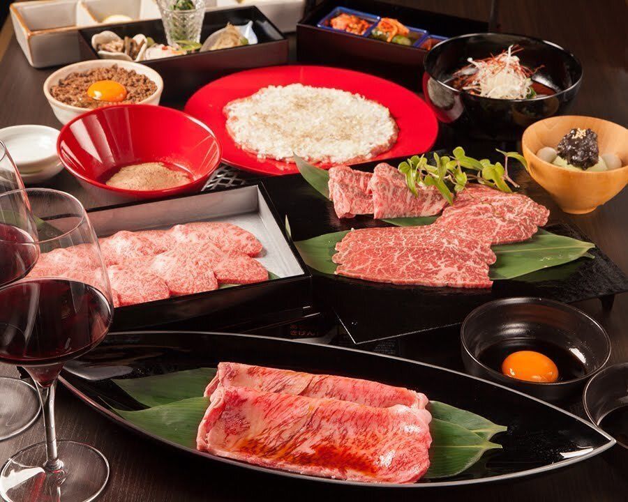 【贅沢コース（全13品）】バイヤーが厳選したブランド牛の希少部位と、国産黒毛和牛を堪能できる豪華絢爛コース！（11000円（税込））