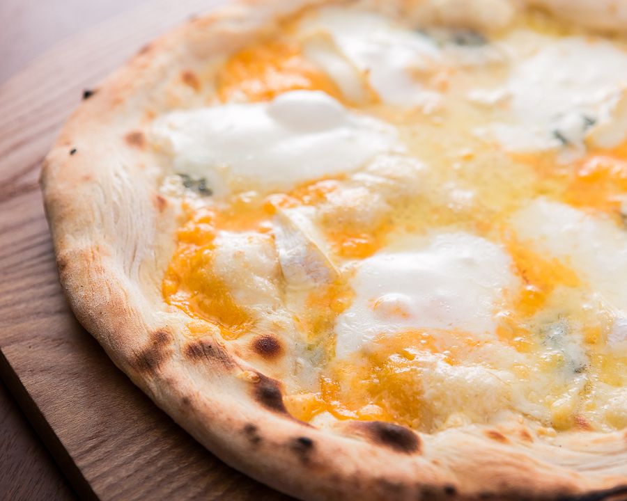 ５種のチーズピザ（Ｓサイズ　800円　　Ｍサイズ　1490円）