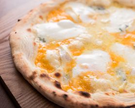 ５種のチーズピザ